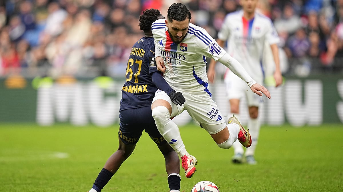 Lyon’s Rayan Cherki, right, is challenged by Reims’ Mamadou Diakhon during the French League One soccer match between Lyon and Reims at the Groupama stadium in Decines, outside Lyon, central France, Feb. 9, 2025.  - | Photo: AP/Laurent Cipriani