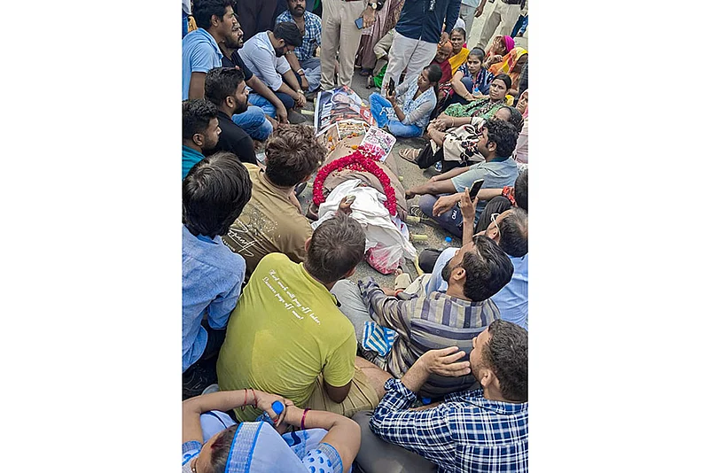 Protest after teen dies in Amar Colony shooting