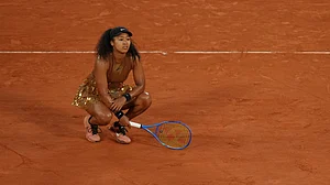 (AP Photo/Christophe Ena) : Japan's Naomi Osaka reacts during the fourth-round tennis match against Aryna Sabalenka of Belarus at the French Open in Paris, Monday, June 1, 2026