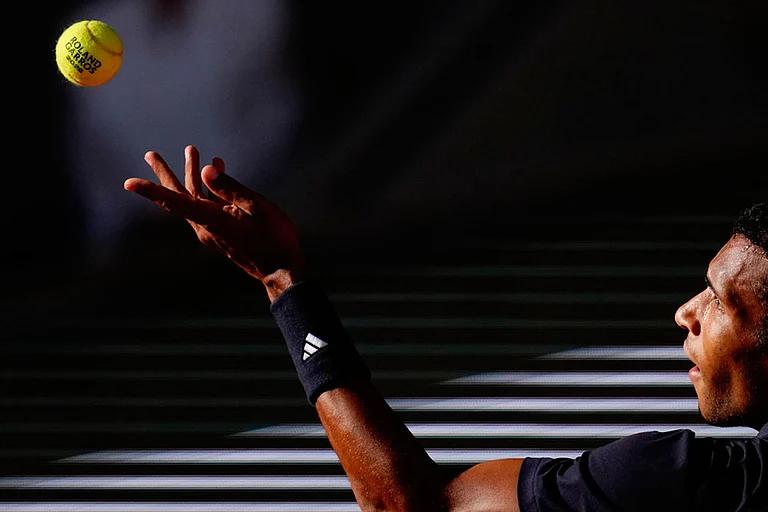 Canada's Felix Auger-Aliassime serves to Chile's Alejandro Tabilo during the fourth-round tennis match at the French Open in Paris. - | Photo: AP/Christophe Ena
