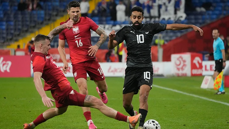 New Zealand’s Sarpreet Singh, right, challenges for the ball with Poland’s Kacper Kozlowski, left, and Paweł Wszolek during a friendly soccer match between Poland and New Zealand at the Silesian Stadium in Chorzow, Poland, Thursday, Oct. 9, 2025. - | Photo: AP/Czarek Sokolowski