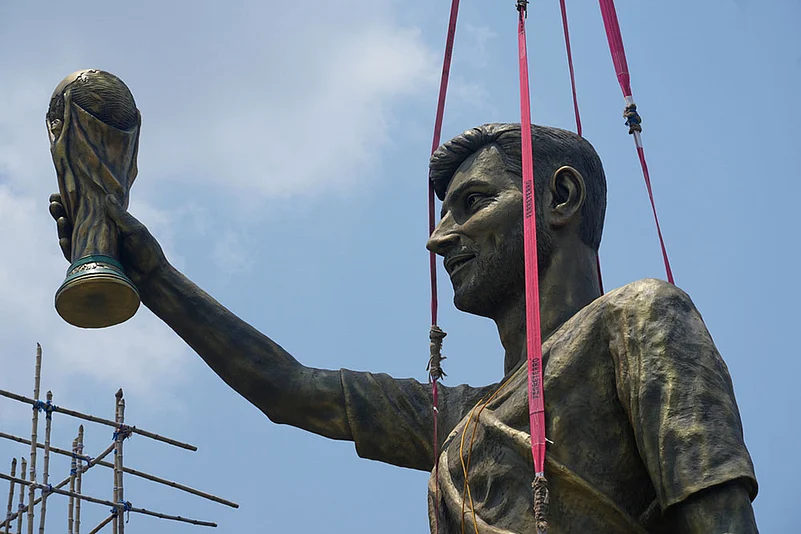Workers remove Messis statue