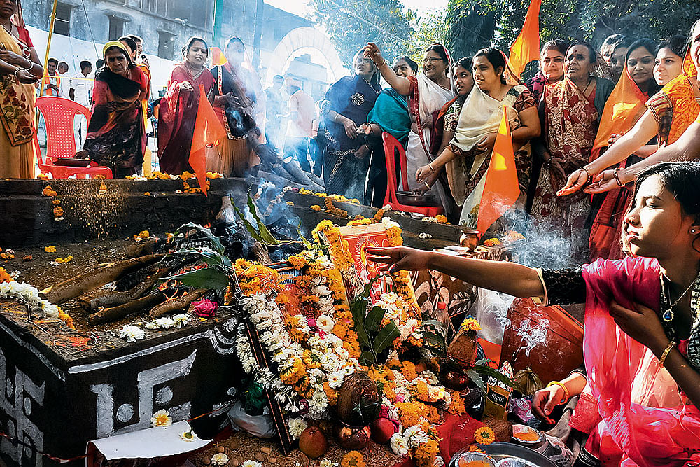 A Call to Pray: A yagna being performed at the Bhojshala site by devotees in Indore on February 12, 2016 - | Photo: Imago/Newscom World
