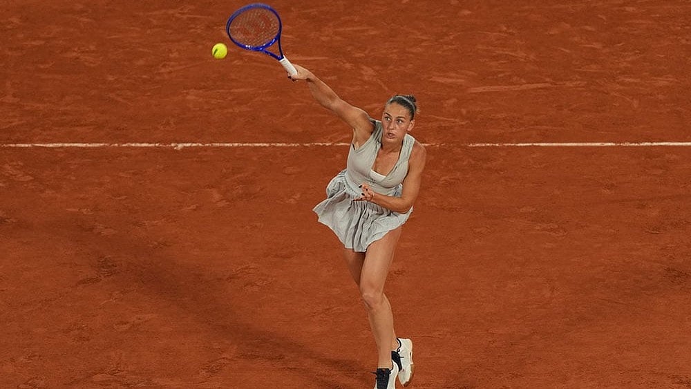 Ukraine's Marta Kostyuk returns to Ukraine's Elina Svitolina during the quarterfinal tennis match at the French Open in Paris. - | Photo: AP/Thibault Camus