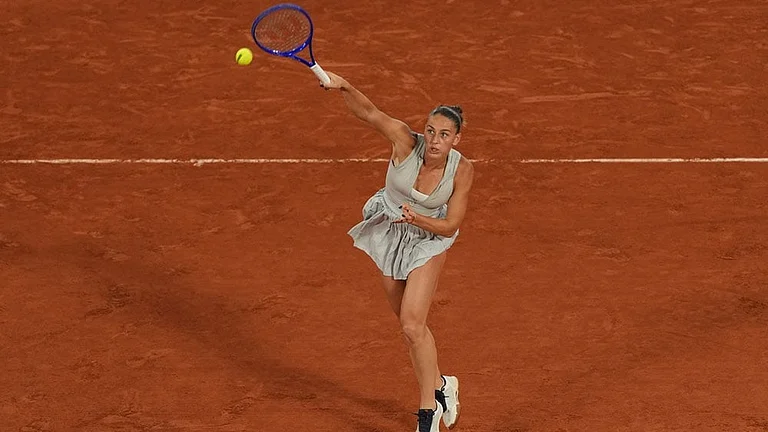 Ukraine's Marta Kostyuk returns to Ukraine's Elina Svitolina during the quarterfinal tennis match at the French Open in Paris. - | Photo: AP/Thibault Camus