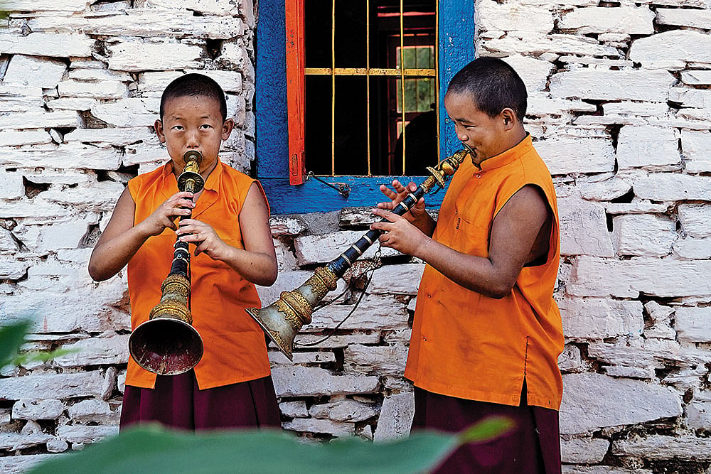 Young monks playing gyaling at Rinchenpong monastery