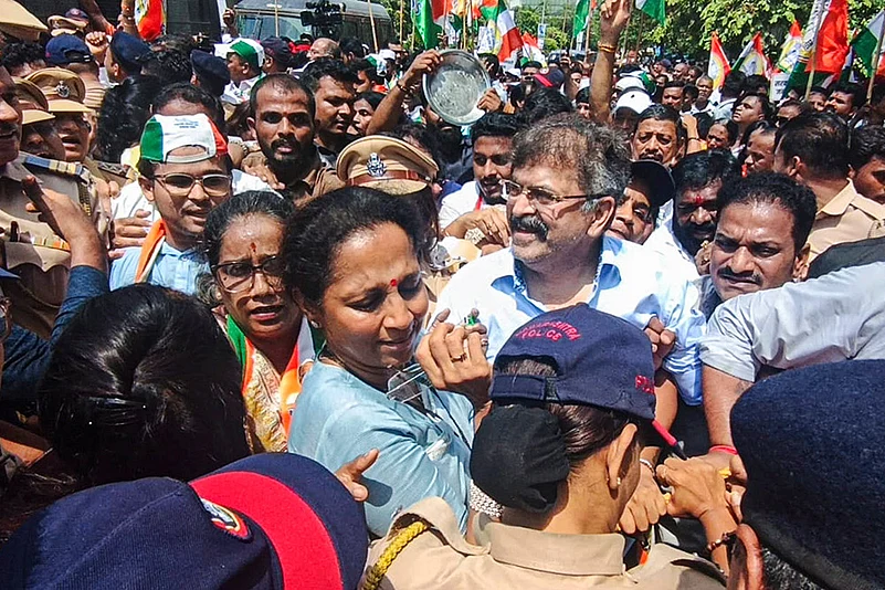 Supriya Sule, Jitendra Awhad protest over rising inflation