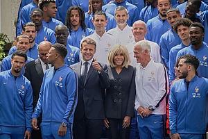 | Photo: AP/Thomas Padilla, Pool : French President Emmanuel Macron and his wife Brigitte Macron pose for a group photo with the French soccer team at the national soccer team training center in Clairefontaine, west of Paris.