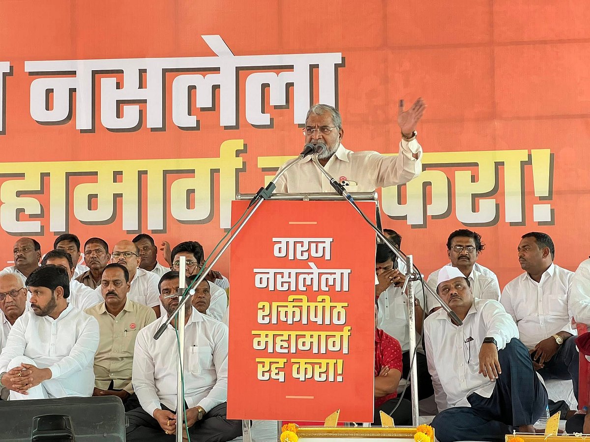 Former MP and farmers leader Raju Shetti addressing Shetakari Nirdhar Melava   - Special Arrangement