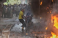 Delhi Hauz Rani Hotel Fire: 21 Dead And 26 Injured At Flourish Stays, Malviya Nagar | Photo: AP/Manish Swarup : Local people rescue a foreign national from a hotel fire in New Delhi, India