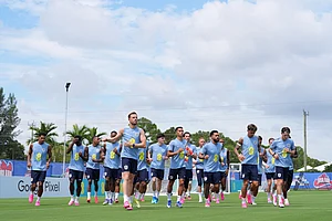 vPhoto: AP/Rebecca Blackwell : England players jog during a training session for the national soccer team in Palm Beach Gardens, Fla., ahead of the World Cup soccer tournament.