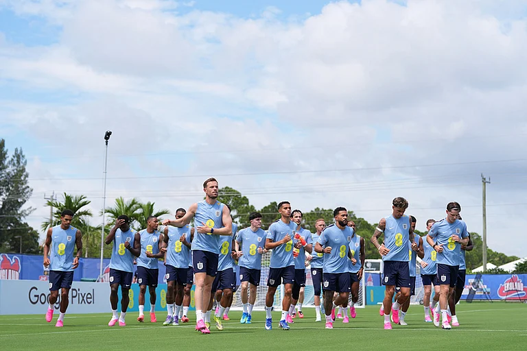 England players jog during a training session for the national soccer team in Palm Beach Gardens, Fla., ahead of the World Cup soccer tournament. - vPhoto: AP/Rebecca Blackwell
