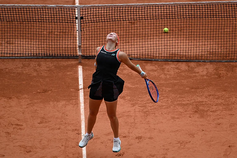 Russia's Diana Shnaider reacts after winning the quarterfinal tennis match against Aryna Sabalenka of Belarus at the French Open in Paris. - | Photo: AP/Emma Da Silva