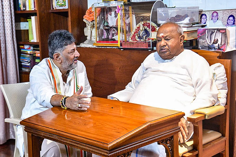 DK Shivakumar meets HD Devegowda