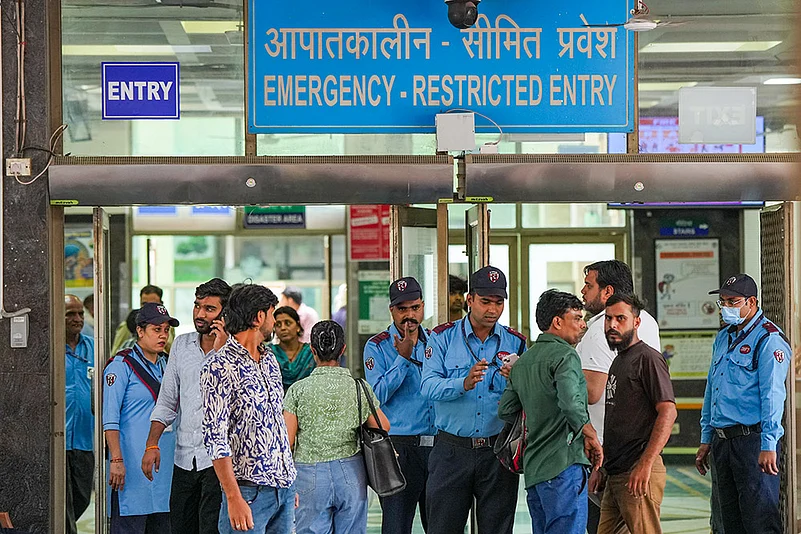 21 killed in fire incident in Delhi