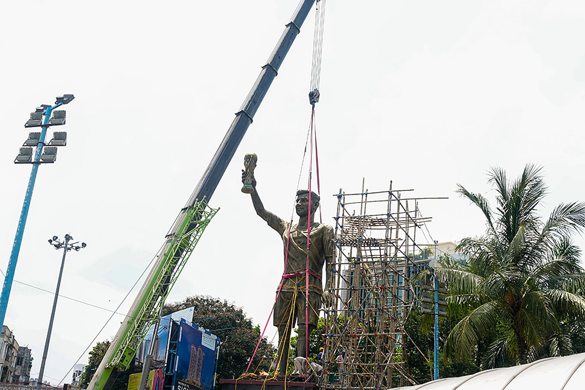 Workers remove Messi's statue