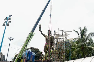 | Photo: PTI/Swapan Mahapatra : PWD workers use a crane to remove a statue of Argentine footballer Lionel Messi, in Kolkata.