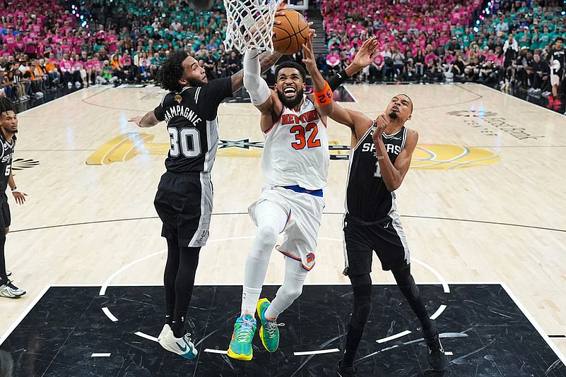 NBA Basketball Game: New York Knicks vs San Antonio Spurs