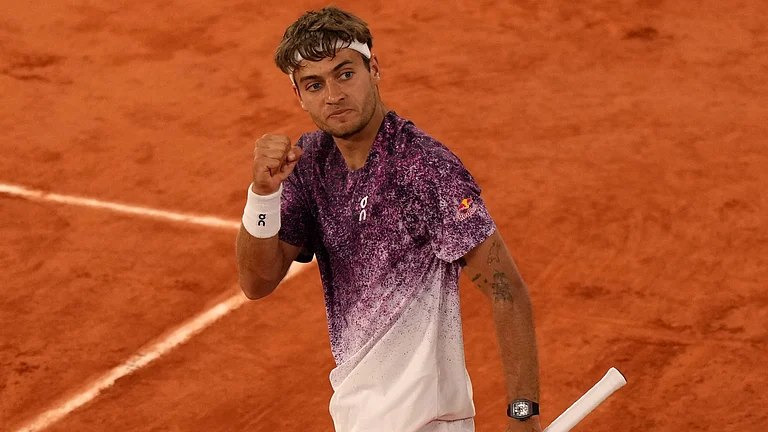 Italy's Flavio Cobolli reacts during the quarterfinal tennis match against Canada's Felix Auger-Aliassime at the French Open in Paris, Wednesday, June 3, 2026 - (AP Photo/Aurelien Morissard)