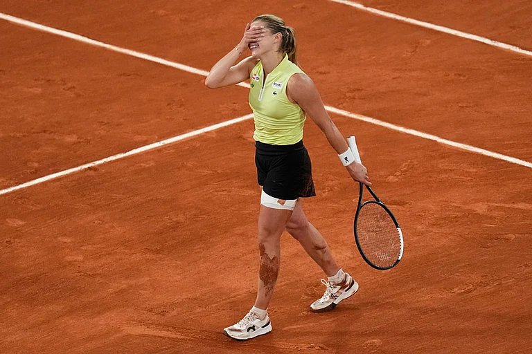 Poland's Maja Chwalinska reacts after winning the semifinal tennis match against Russia's Diana Shnaider at the French Open in Paris. - | Photo: AP/Christophe Ena