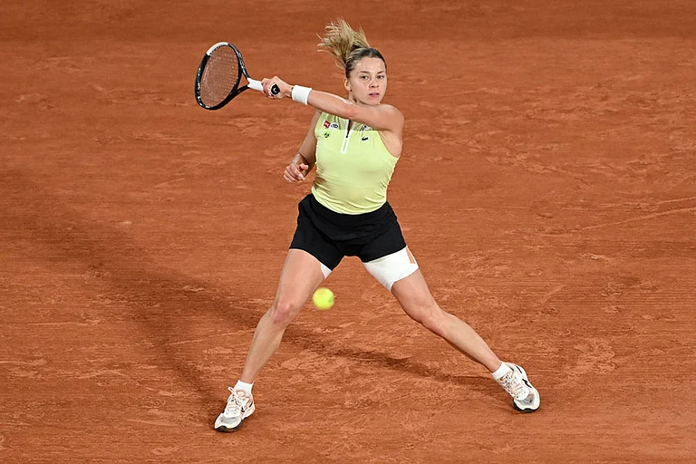 Poland's Maja Chwalinska returns to Russia's Diana Shnaider during the semifinal tennis match at the French Open in Paris. - | Photo: AP/Emma Da Silva