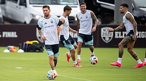 AP Photo : Argentina's Lionel Messi, left, participates in a training session at Texas A&M's Ellis Field ahead of the FIFA World Cup 2026 international friendly between Argentina and Honduras.