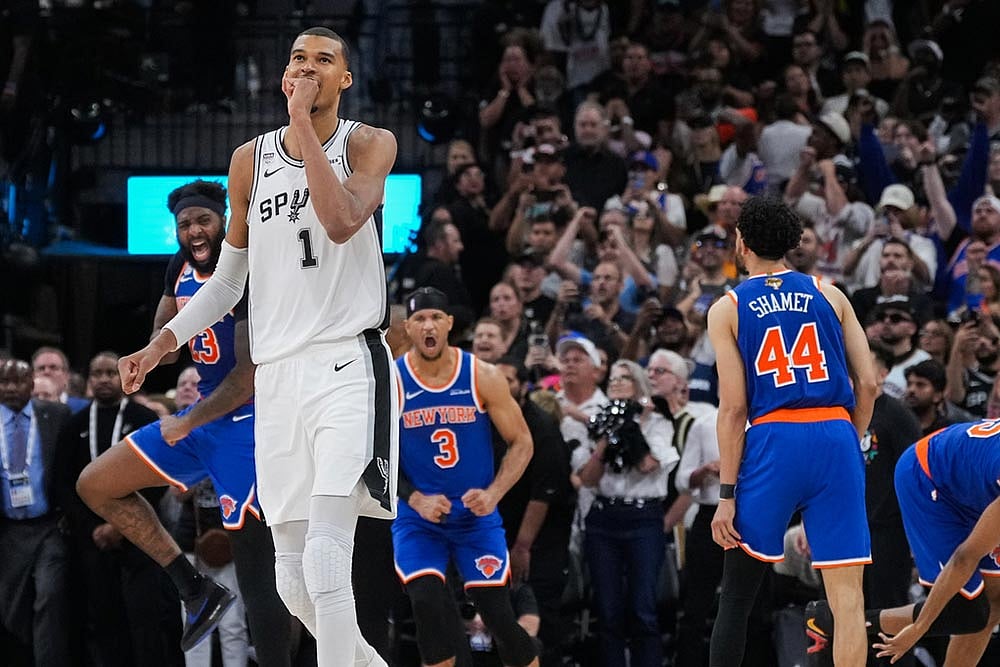 NBA Basketball Game: New York Knicks vs San Antonio Spurs