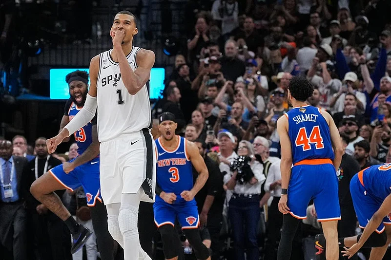 NBA Basketball Game: New York Knicks vs San Antonio Spurs