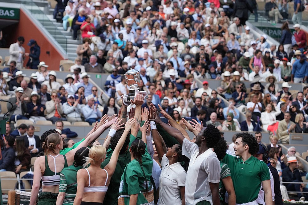 Dancers perfom before the final tennis match between Poland's Maja Chwalinska and Russia's Mirra Andreevaat the French Open in Paris. - | Photo: AP/Emma Da Silva