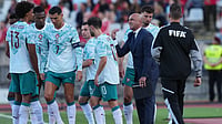 AP Photo : Portugal coach Roberto Martinez instructs his players during an international friendly soccer match between Portugal and Chile in Oeiras, outside Lisbon.