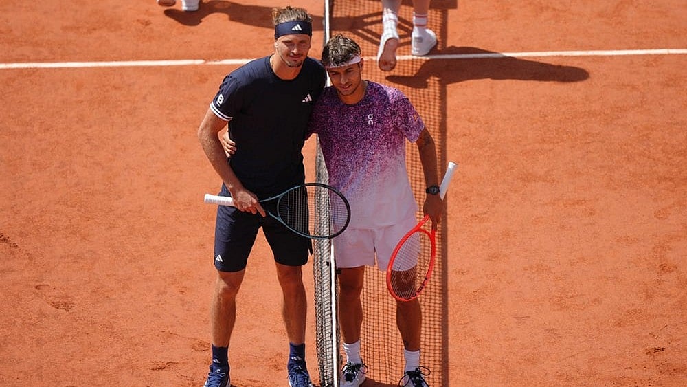 Flavio Cobolli of Italy, right, and Alexander Zverev of Germany pose for a picture before their men's final match at the French Open tennis tournament in Paris.
 - | Photo: AP/Aurelien Morissard
