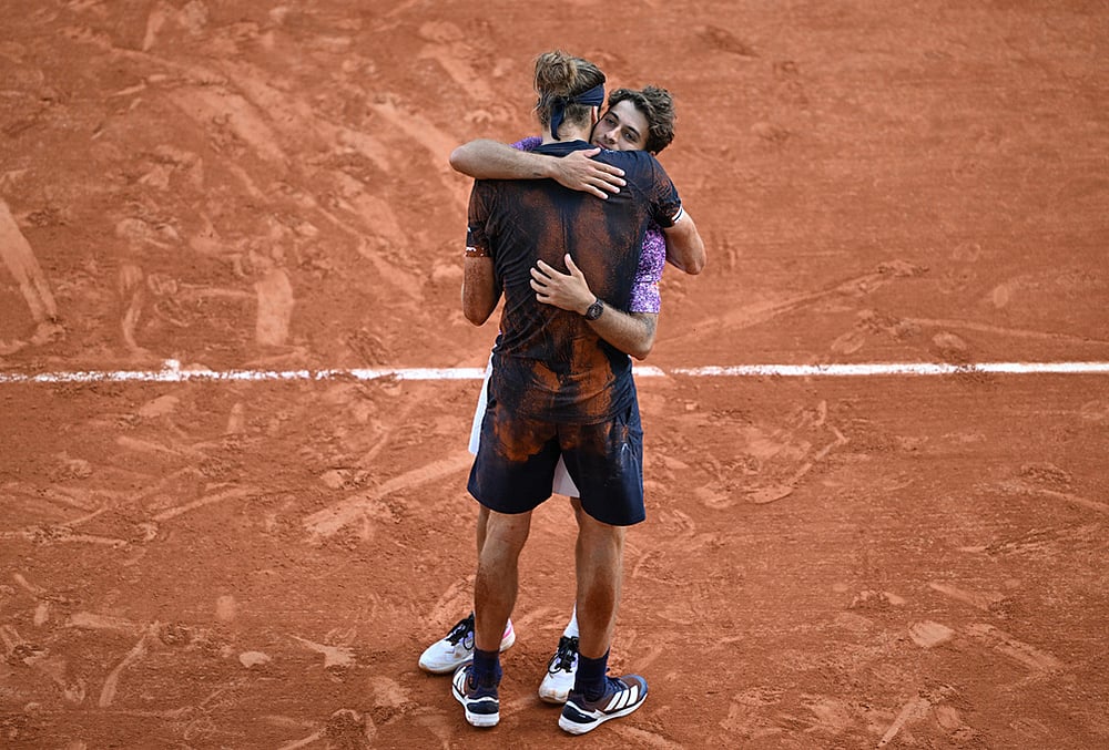 Italy's Flavio Cobolli hugs Germany's Alexander Zverev after the final tennis match at the French Open in Paris. - | Photo: AP/Emma Da Silva
