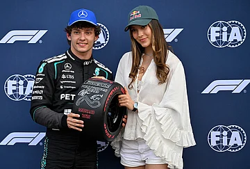 | Photo: AP/Philippe Magoni : Mercedes driver Andrea Kimi Antonelli of Italy, poses with Eileen Gu after setting the pole position in the qualifying session for the Monaco F1 Grand Prix, at the Monaco racetrack.
