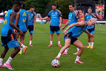 | Photo: AP/Mike Stewart : Spain's Dani Olmo and teammates workout during a training session, in Chattanooga, Tennessee, ahead of the World Cup soccer tournament.