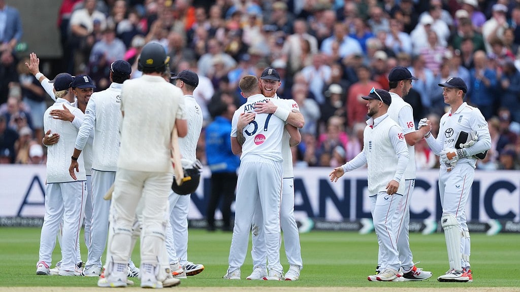 England's Gus Atkinson, center, hugs to celebrate with captain Ben Stokes after bowling out New Zealand's Matt Henry to win the Test ma - AP Photo/Kirsty Wigglesworth