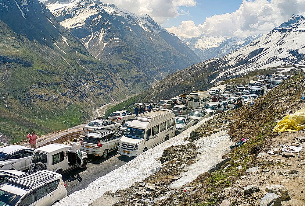 Traffic at Rohtang Pass