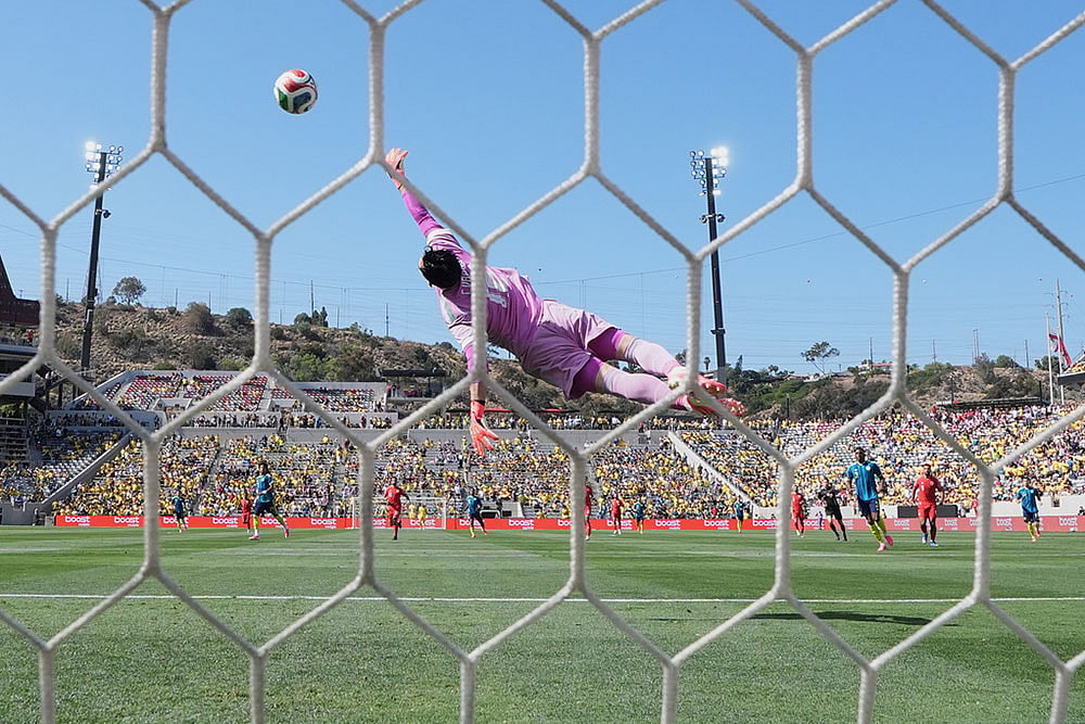 Colombia goalkeeper Camilo Vargas leaps for a shot on goal that hit the post from Jordan forward Mohannad Abu Taha during the first half of an international friendly soccer match in San Diego. - | Photo: AP/Gregory Bull