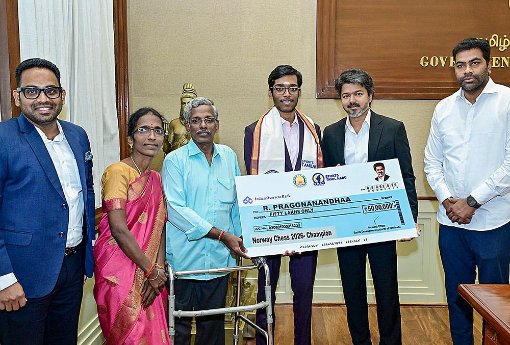 Vijay-Praggnanandhaa meeting