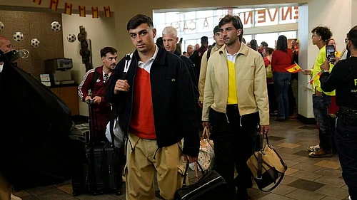 | Photo: AP/George Walker IV : Spain midfielder Pedri, left, arrives with teammates for the World Cup soccer tournament in Chattanooga, Tennessee.