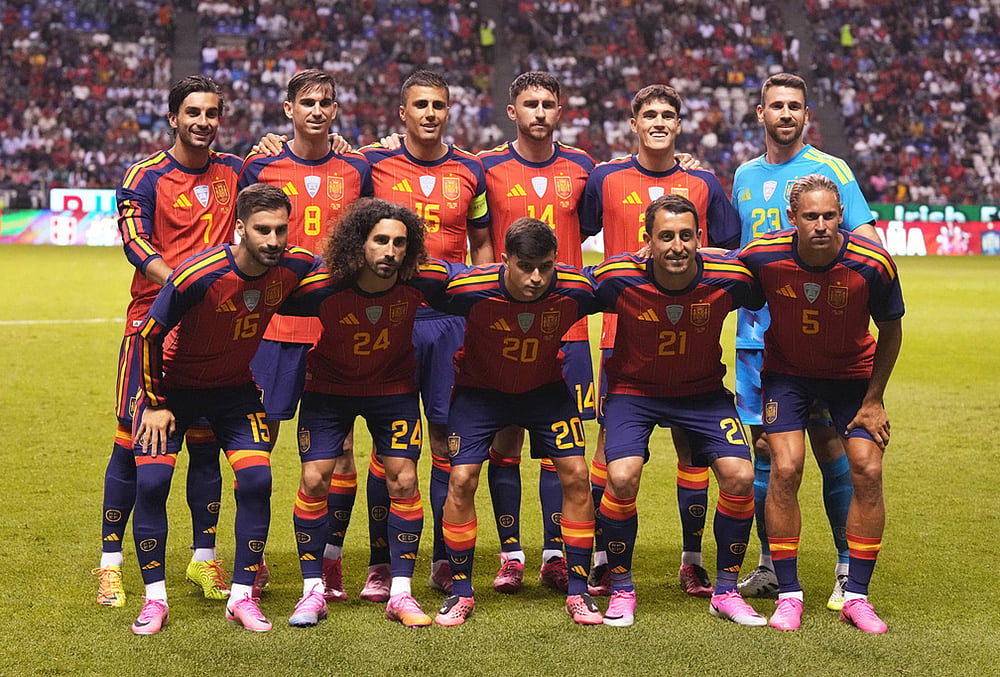 Spain's starting players pose for a team photo prior to an international soccer match against Peru in Puebla, Mexico. - | Photo: AP/Moises Castillo
