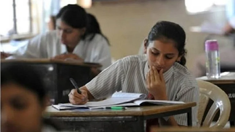 Former Maharashtra Minister Files Plea in SC Against CBSE's 3-Language Rule for Class 9 Students - Representative Image
