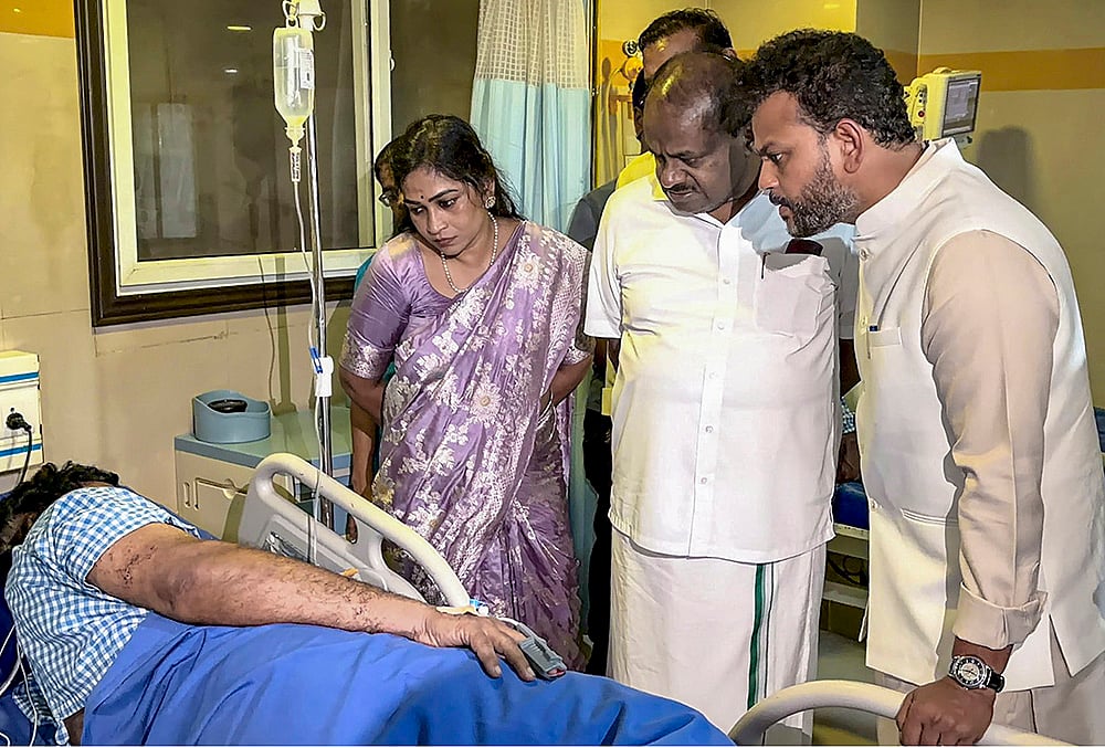Union Ministers Ram Mohan Naidu Kinjarapu and HD Kumaraswamy interact with an injured in a recent fire accident at the Visakhapatnam Steel Plant, in Visakhapatnam, Andhra Pradesh.  - | Photo: PTI