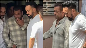X : Salman Khan Pays Last Respects to Kumud Rane at Funeral