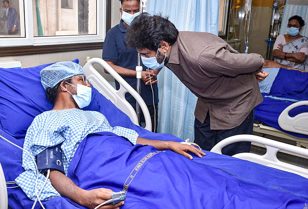 Pawan Kalyan meets injured of Vizag Steel Plant accident
