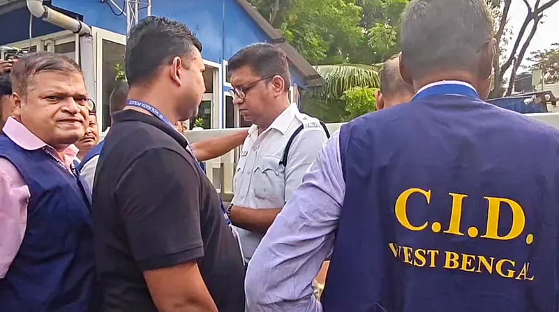 West Bengal CID investigation
Mamata Banerjee residence CID visit