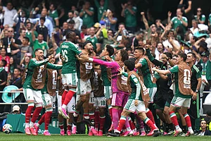 AP Photo/Eduardo Verdugo : Mexico's Julian Quinones (16) celebrates with teammates after scoring their opening goal in the first half during the World Cup Group A soccer match between Mexico and South Africa in Mexico City, Thursday, June 11, 2026.