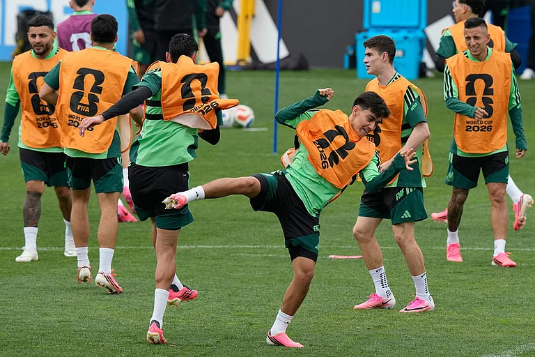 Mexico's Gilberto Mora and teammates warm up during a training in Mexico City, ahead of their opening match against South Africa at the FIFA World Cup. - | Photo: AP/Fernando Llano