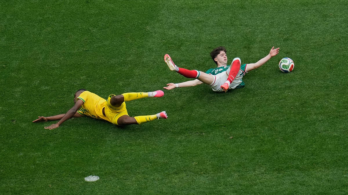 South Africa's Sphephelo Sithole, left, Mexico's Brian Gutierrez challenge for the ball during the World Cup Group A soccer match between Mexico and South Africa in Mexico City, Thursday, June 11, 2026. - (AP Photo/Ricardo Mazalan)