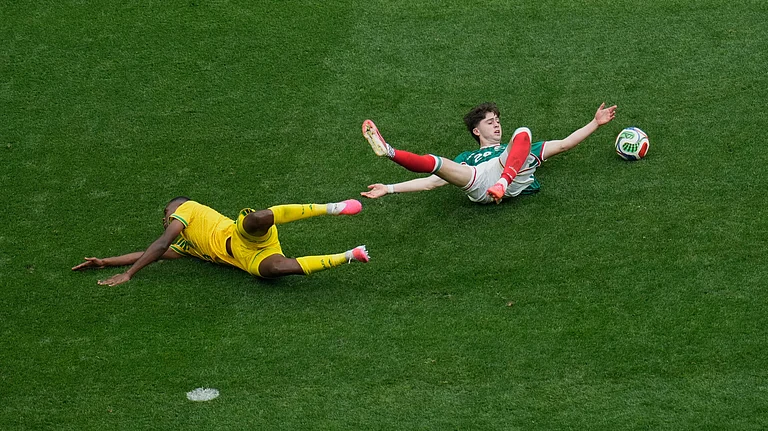 South Africa's Sphephelo Sithole, left, Mexico's Brian Gutierrez challenge for the ball during the World Cup Group A soccer match between Mexico and South Africa in Mexico City, Thursday, June 11, 2026. - (AP Photo/Ricardo Mazalan)