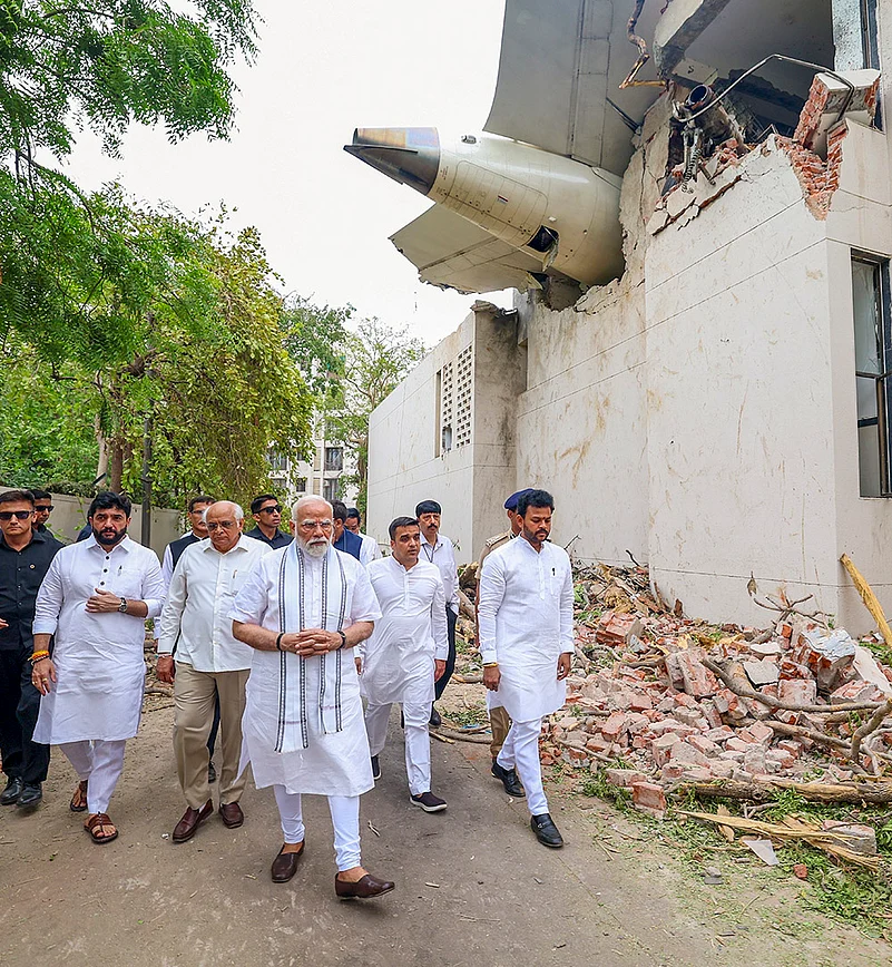 PM modi at Ahmedabad crash site